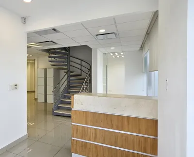 OFICINA EN RENTA EN MONTECRISTO, MÉRIDA ESPACIO CORPORATIVO EN EDIFICIO CON AMENIDADES  .webp